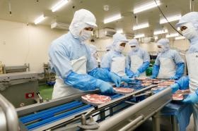 食肉加工作業の様子３ 機械で流れてくる製品を確認する作業