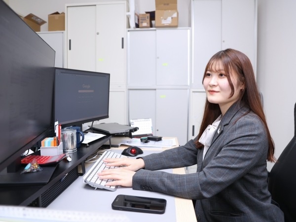 普段はこんな感じで勤務しています！最初は、慣れないことが多く大変でしたが周りのサポートのおかげで、一人でもしっかり働けることが出来ています！