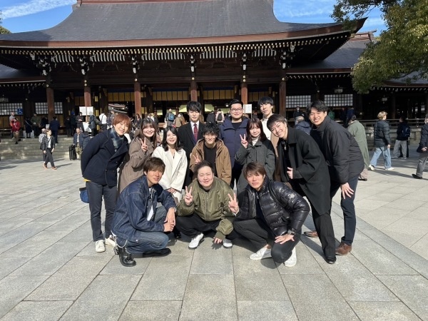 集合写真を撮影しました。メンバー同士も年齢が近く、仲良しです！社内イベントも充実しているので、社内交流もバッチリ！