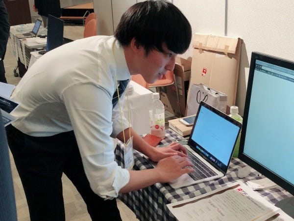 自社プロダクトをショーに出展して、皆で持ち回りで説明員を行なっています。