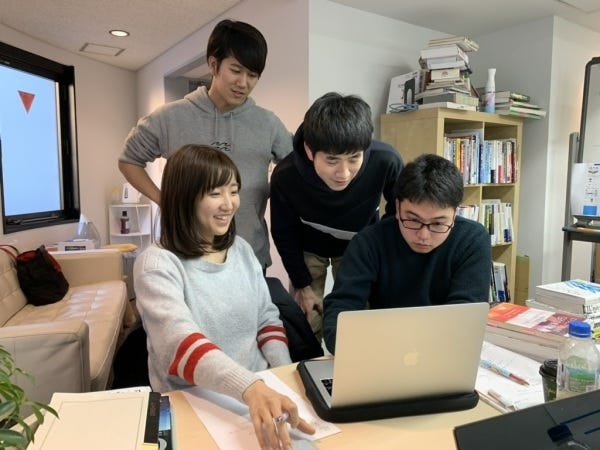 社内でリラックスしながらプログラムの検証をしています。