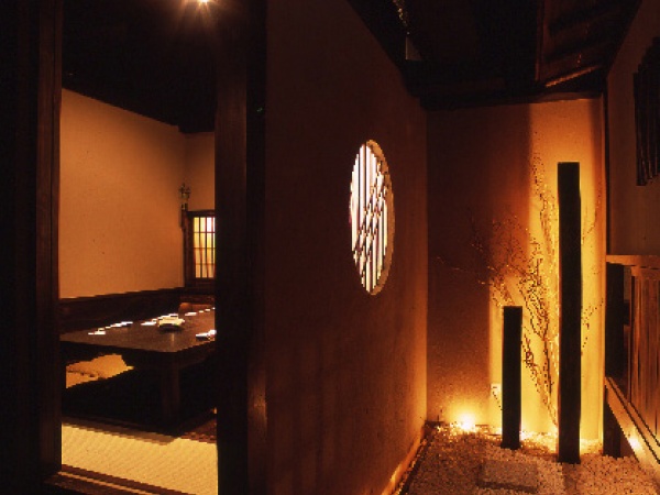 「くいもの屋わん」のコンセプトである“100年前の古民家”をイメージした店内