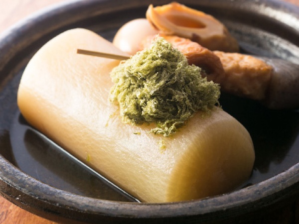 “わん”不動の一番人気メニュー！ひとつずつ丁寧にチーズを包み込んだ、なんこつ入りのつくね。黄身を絡めればまろやかな味わいに。