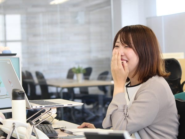 オフィスにいる際は、仲間とのコミュニケーションを重視しています。