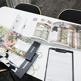 まずは「どんな商品があるのか」一つひとつ覚えていくところから。丁寧な研修でしっかりサポートします。