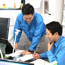 事務所内での一コマ。雑談や相談、笑顔で溢れている、活気ある環境です！