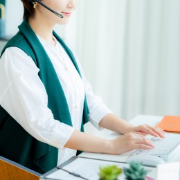 服装自由、ネイルやピアスもOK！憧れのブランドに携われる、ファッション好きには嬉しい環境です。