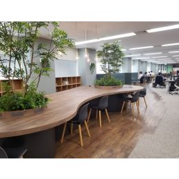 都庁の隣にあるビルに入居するオフィス。リモートワーク可能ですが、居心地がいいので出社する人多数！