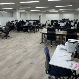 全員がワンフロアで仕事をしています。みんな自由に意見を発信しながら個性を活かして働いています！
