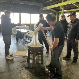 新年にはみんなで餅つき大会！働くときは働き、遊ぶときは遊ぶメリハリがポイントです。