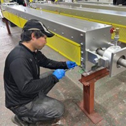 図面を書くだけではなく実際に社内で機械に触れることができ、理解を深めることができます。